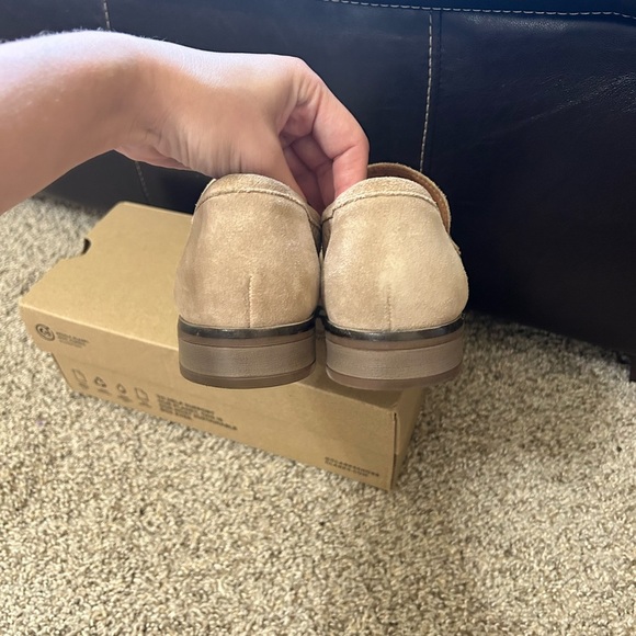 NIB Clarks Trish Calla Women's Suede
Loafers Sand Tan Pointed Toe Slip On Sz
7.5 - Picture 6 of 10